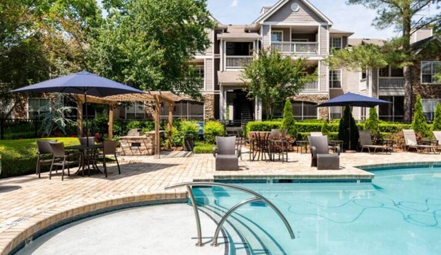 Pool View, Chic and Comfy, Pet Friendly, 2 Bed, 2 Bath with fold away crib.