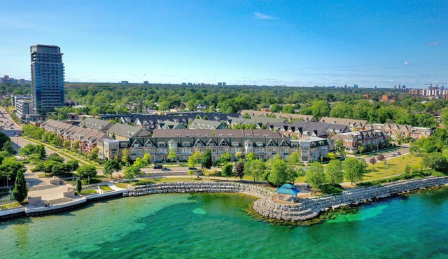 Port Credit Paradise with Cozy Interior & Waterside