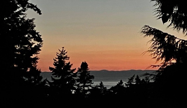 Post and beam 2 bedroom cabin with ocean view near Tunstall Bay beach