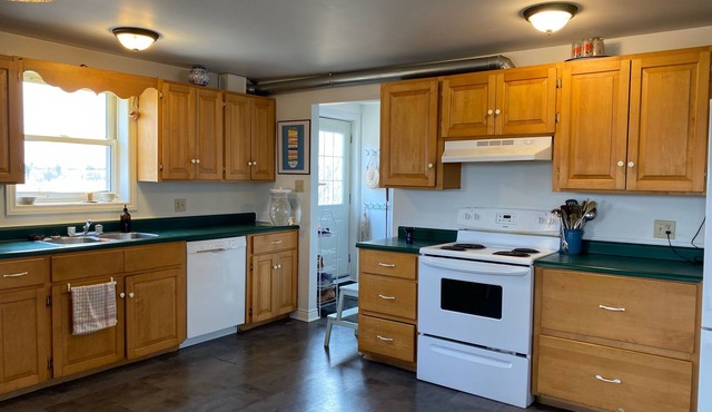 Potter's home in picturesque Malpeque PE, surrounded by fields, 5 min from beach