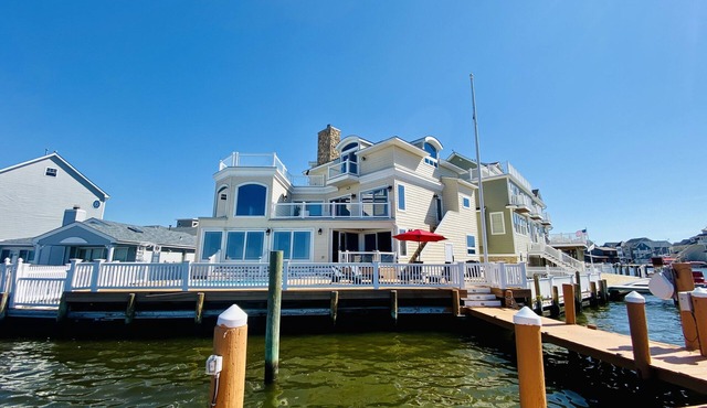 Premier Host Listing - .6 BR, 5 BA Waterfront, Heated Pool, Amazing Views, Dock