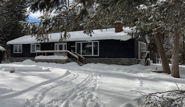 Private and Cozy getaway 2 minutes drive to Friday Harbour -1 hour from Toronto!