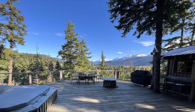 Private Chalet with amazing view and hot tub-20min walk to Whistler Village.