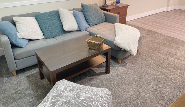 Private guest suite in lovely, private neighbourhood