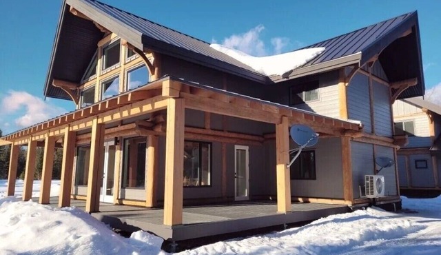 Private hot tub cabin near Big White sleeps 12