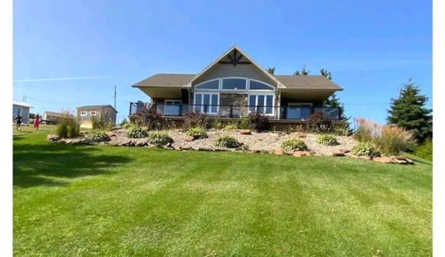 Private Hot Tub, Lake View, 10 Minutes to Cavendish Beach Music Festival.