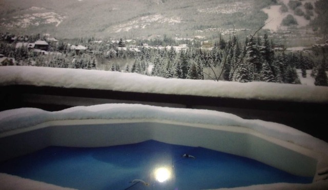 Private Hot Tub, outdoor Swimming Pool, 1mile to village with Shuttle
