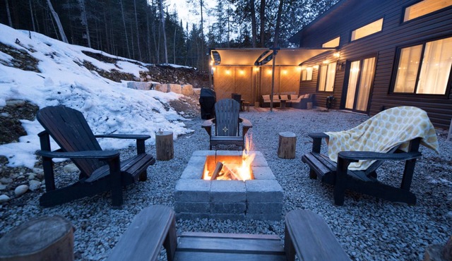 PRIVATE HOT TUB steps from beach and trail!