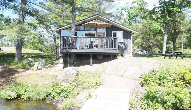 Private Kawartha cottage w/spectacular views
