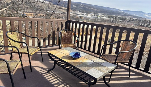 Private large 3-bedroom 2nd floor suite in enchanting Lake Country house with AC
