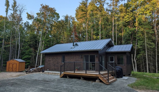 Private new 4 season oasis nestled amongst the trees close to Haliburton Village