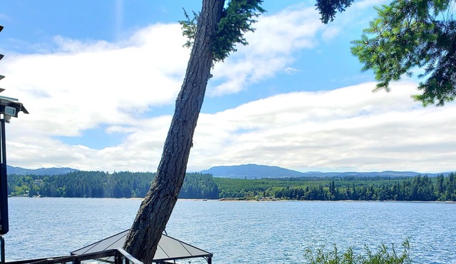 Private Oceanfront Studio with amazing mountain views!