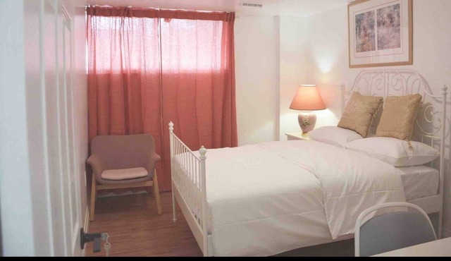 Private Queen bed near Islington Subway stn