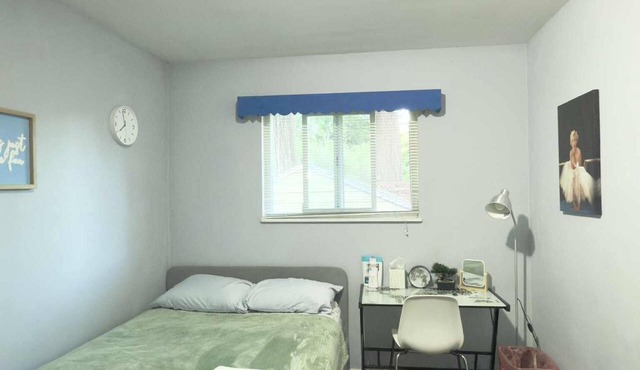 Private room in Burnaby w/street parking