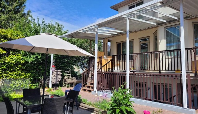 Private Room in Guest House, Near the New Oakridge Mall & Transit - Near Langara 49th Station