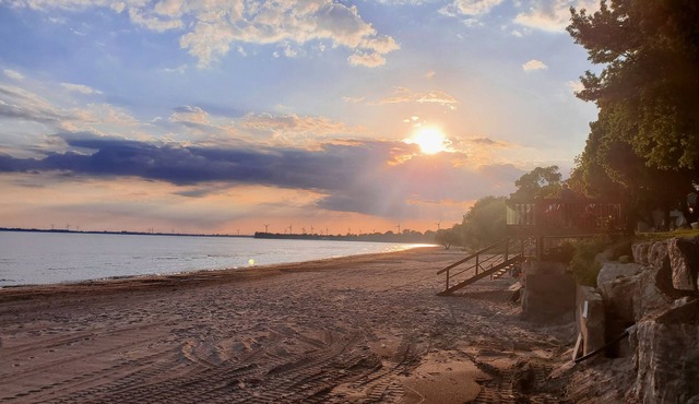 Private sand beach. Lakefront. Spacious LongBeachCottages.com – Cottage #3