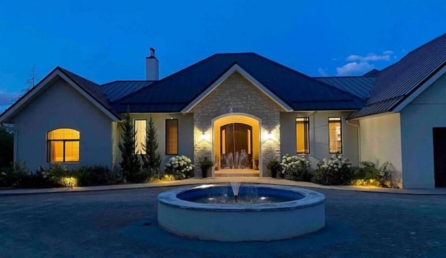 Private suite on peaceful estate. Near town, full kitchen, 20 acre farm-stay !