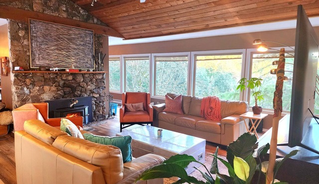 Private & Tranquil! Hiking trails, Hot Tub and seasonal Outdoor Pool!