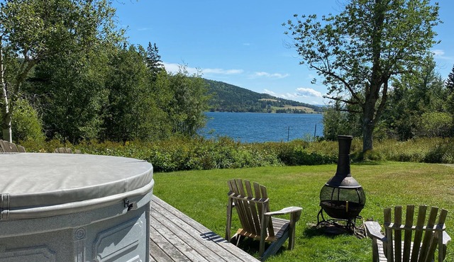 Quaint Coastal Cottage in Quiet Setting overlooking Baddeck Bay
