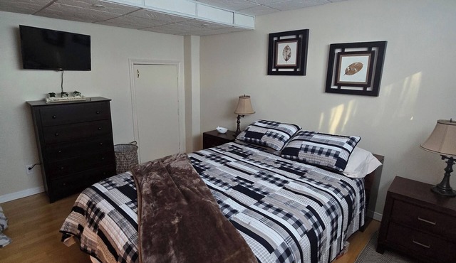 Queen size bed. Continental breakfast. 25 minutes from hospital.