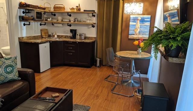 Quiet hideaway near Sidney, BC with king bed, kitchenette and private bathroom