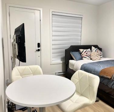 Quiet Private Room Victoria - PS5, Fast WiFi, Parking