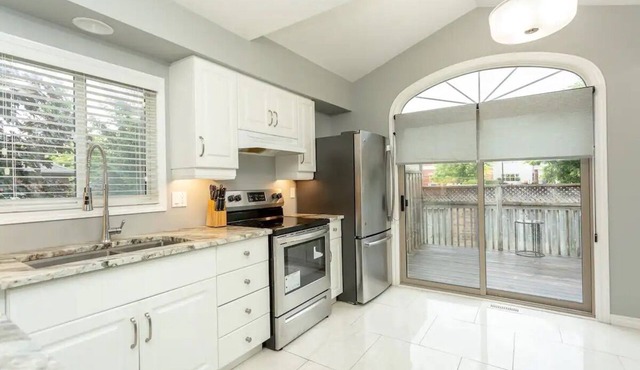 *Rare* Luxury Home w/Jacuzzi near UWO & Downtown