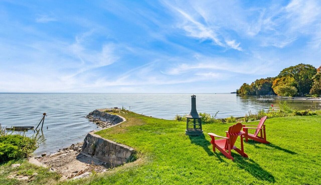 Redwood Retreat Waterfront Cottage By Simcoe With Hot Tub And Sauna