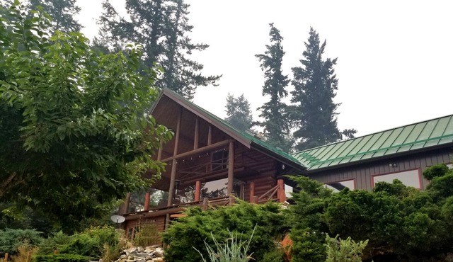 Relax and Enjoy a LOG HOME EXPERIENCE with Extraordinary lake and mountain views