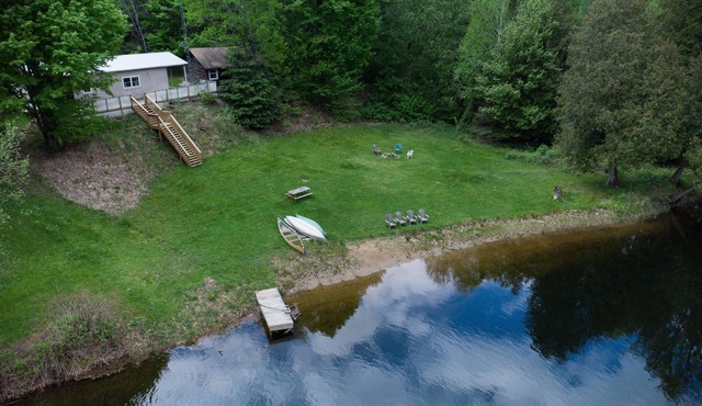 Relaxing 3-Bedroom Riverfront Cottage with Stunning Views