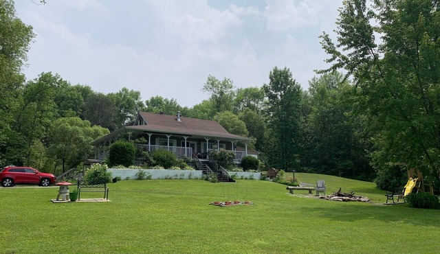 Relaxing Cottage on a 3 acre property on the Ottawa River. 5 bedroom