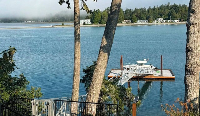 Relaxing Waterfront Haven with Hot Tub & Dock