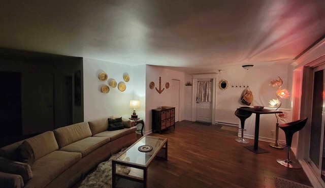 Remodelled historic suite w/nautical boho decor, in the UNESCO Town of Lunenburg