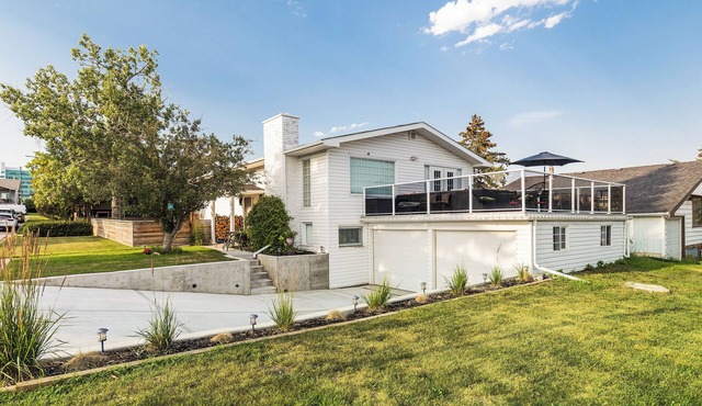 Renovated 3-Bed Near Stampede, Zoo & Airport – Perfect Location & Comfort!