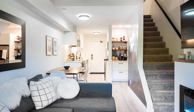 Renovated Spacious Loft with Pool & Mountain View