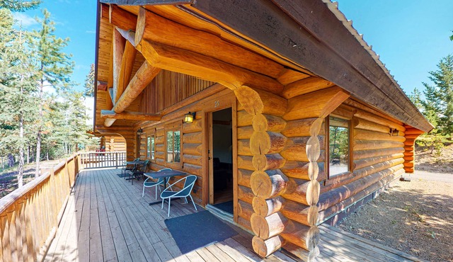Restful rustic retreat with deck, full kitchen, & complimentary internet