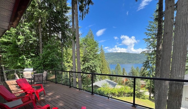 Retro Lakeview Cabin