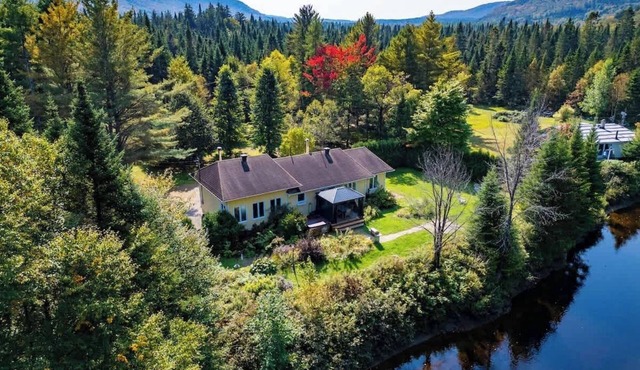 River Access Chalet: Hot Tub, Kayak & Firepit