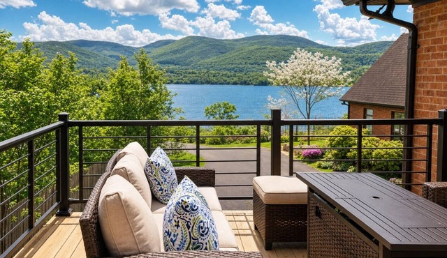 River Views & Deck | River Suite on Washington