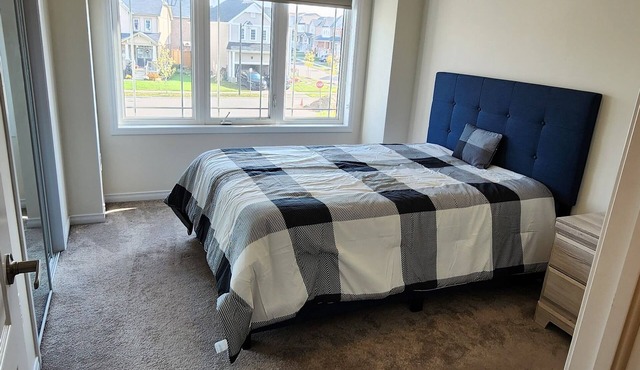 Riverfront Cozy memorable place on the edge of grand river, 4 min from airport