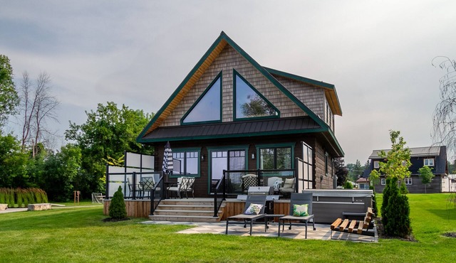 Riverside Cabin 1 Feel like royalty in this riverside retreat.