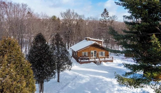 Riverside Cabin with BBQ, Hot Tub and Fireplaces