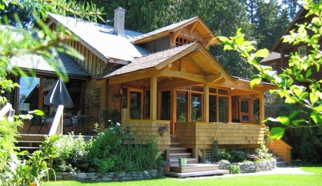 Roberts Creek: Charming 3-bedroom/2 bath post 'n beam steps to Henderson Beach