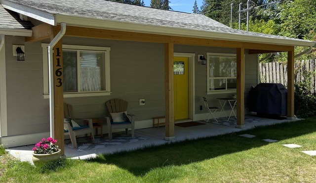 Roberts Creek Cottage. Close to village, beach, hiking and biking trails.