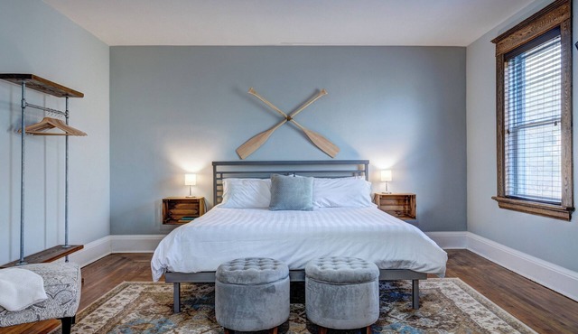 Romantic Getaway w/King Bed in Historic Lunenburg (Suite 4)
