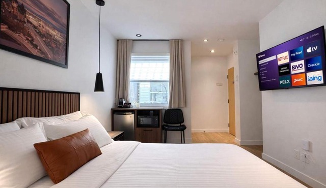 Room with 1 Queen Bed Downtown Quebec City