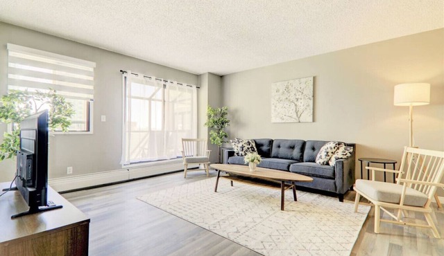 Roomy Top Floor at Stampede w/Free Parking, AC
