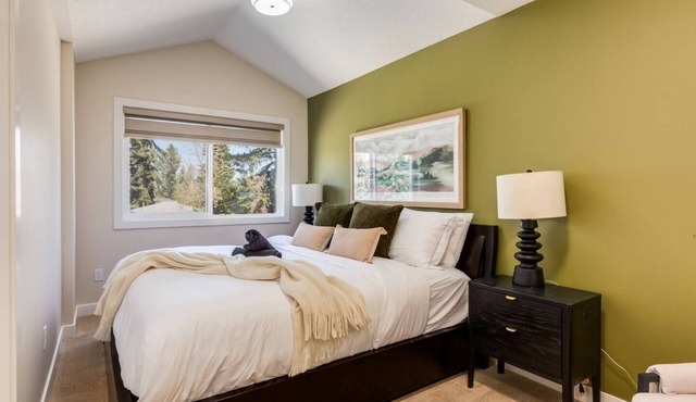 "Rosemary"3 Bdrm Townhome 10 mins to C-train & DT!