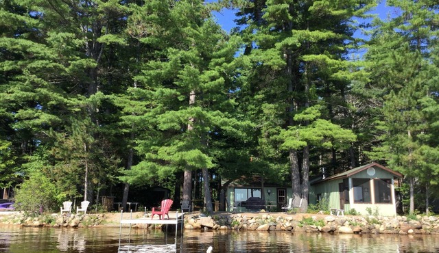 Round Lake Family Cottage, near Bonnechere, Foy and Algonquin Provincial Parks