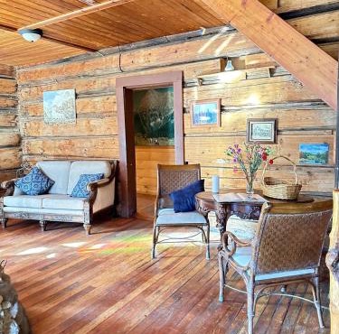 Rustic Beaverfoot Lodge Room N10